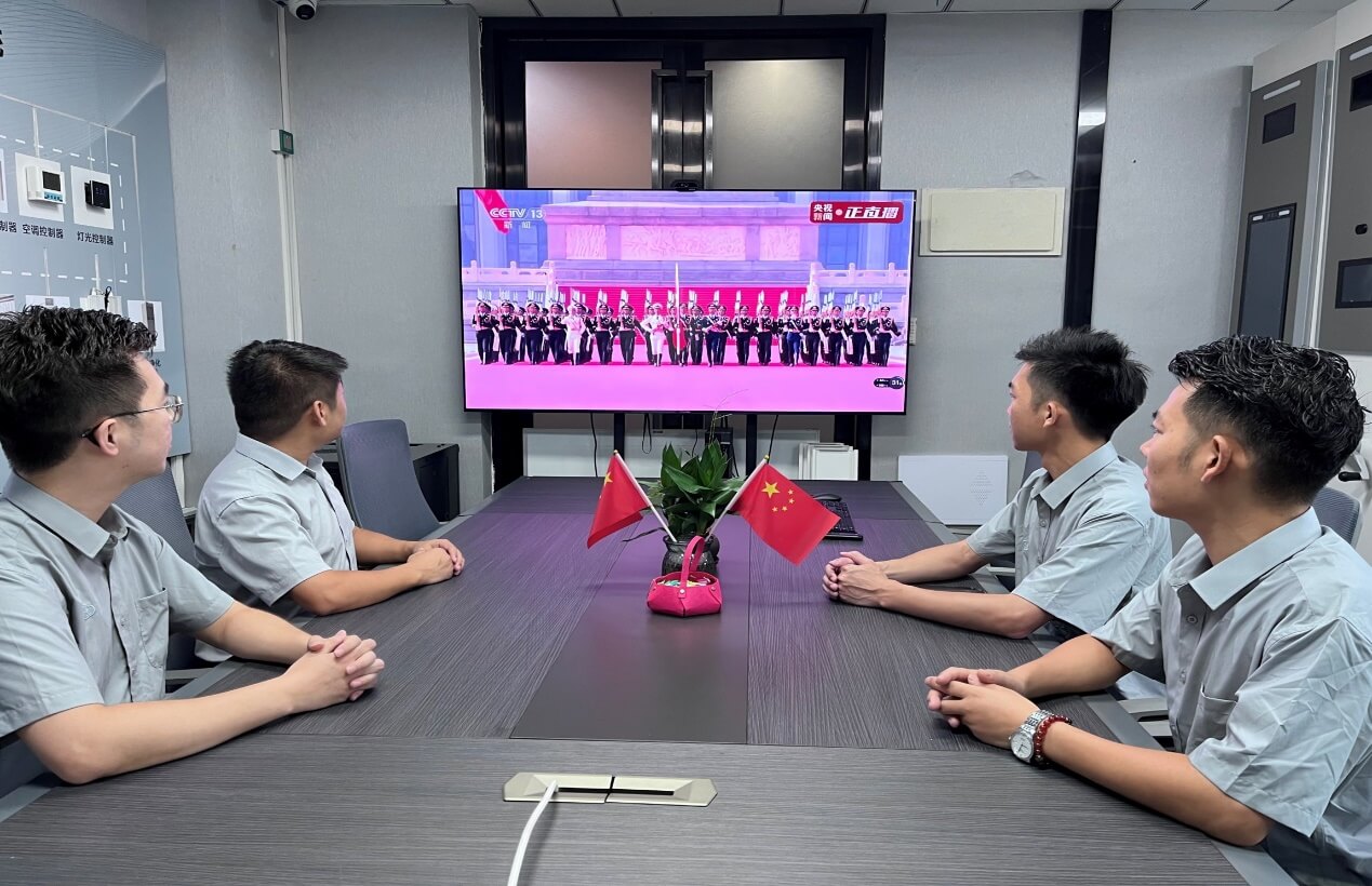 花都集团员工观看阅兵式.jpg