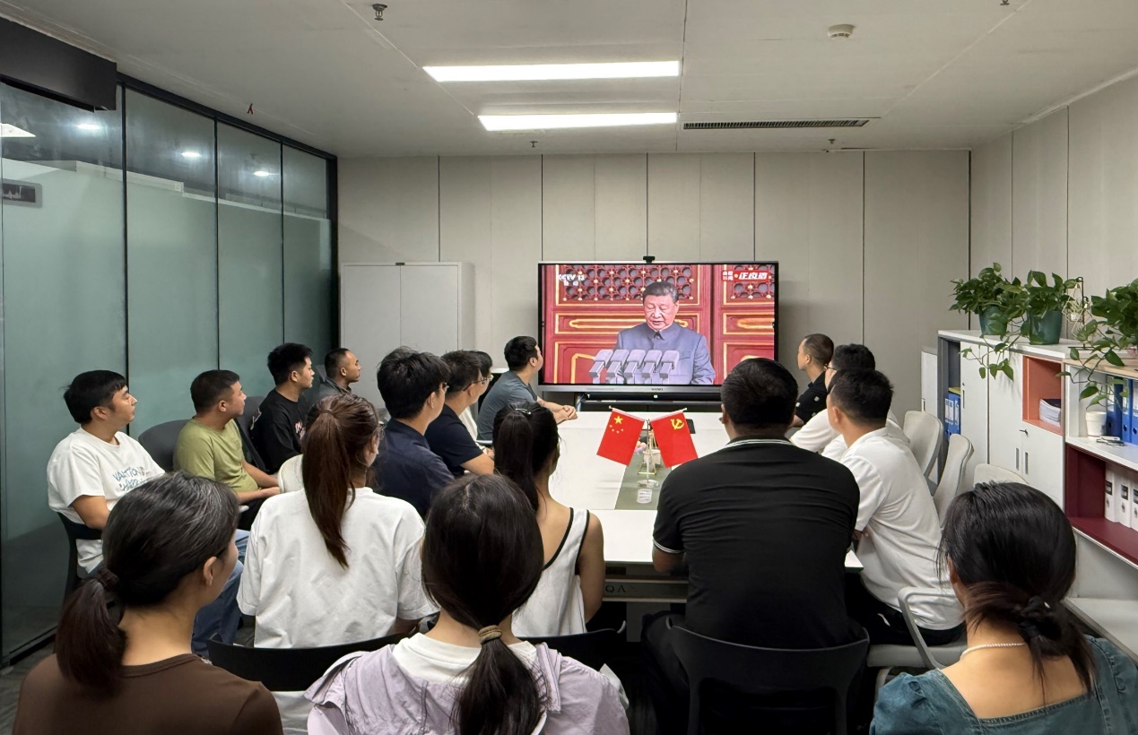花都集团员工观看阅兵式.jpg